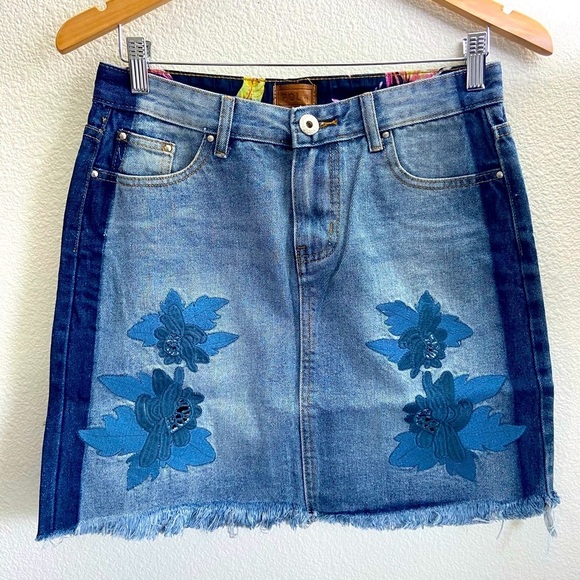 POL Jr Small Blue Jean Raw Edge Hem Etched flowers Denim Mini Skirt - Picture 3 of 5